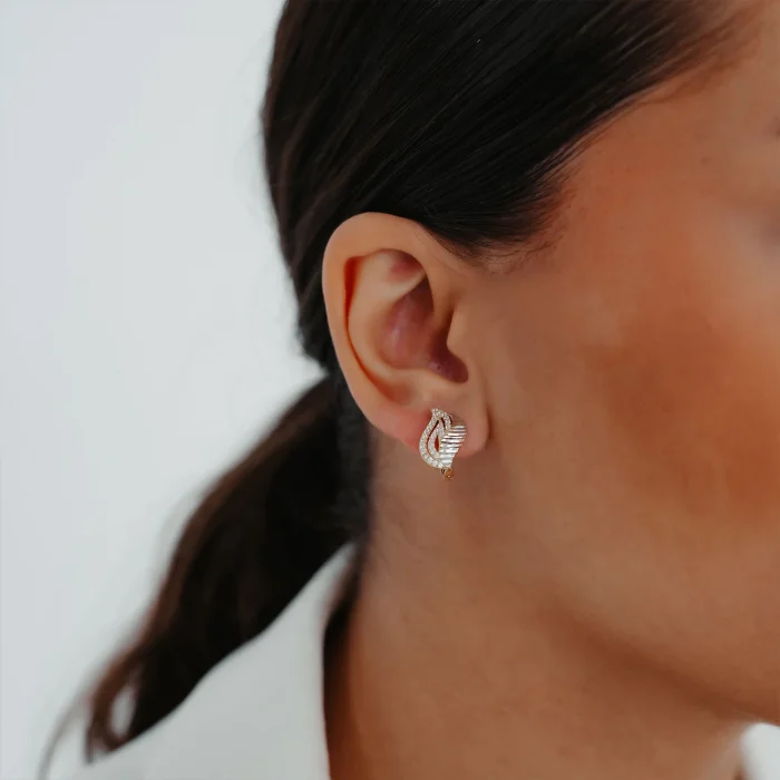 Taş Detay Yaprak Formunda Altın Küpe AAKPE014