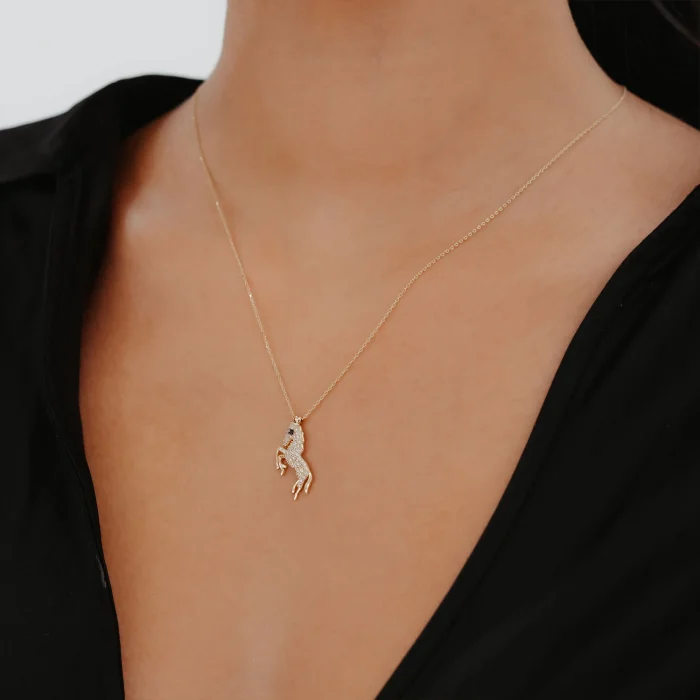 Taşlı At Figürlü Altın Kolye AAKLY050