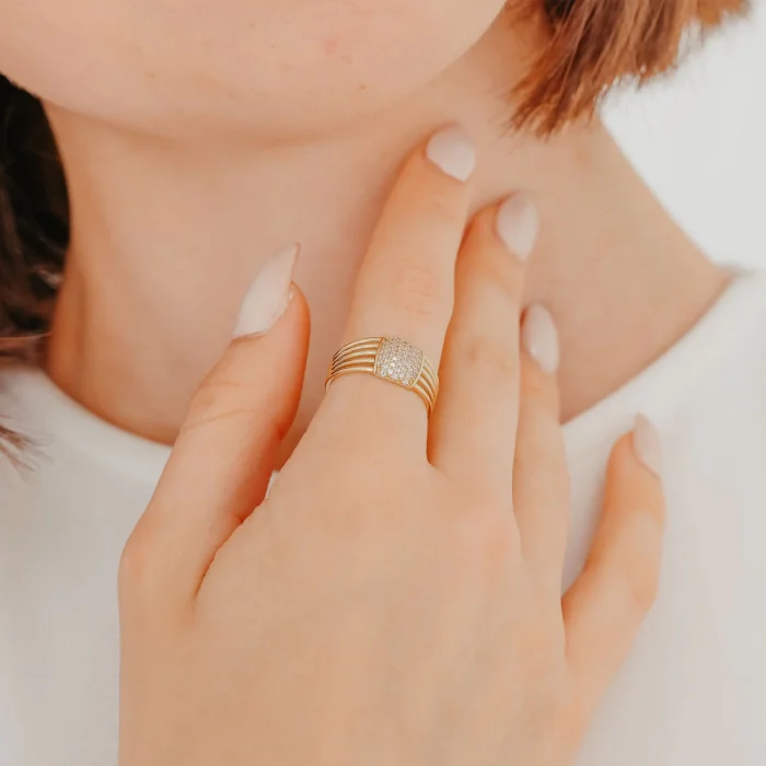 Taşlı Modern Kesim Altın Yüzük AAYZK0108