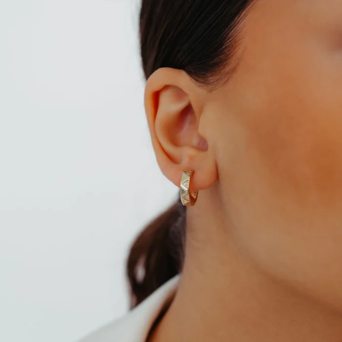 Taşlı Piramit Desen Halka Altın Küpe AAKPE043