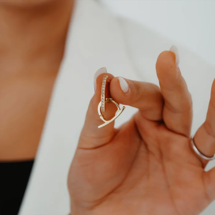 Taşlı Tek Sıra Halkalı Altın Küpe AAKPE018