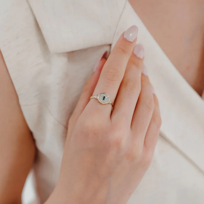 Zümrüt Bagetli Minimal Taşlı Beşgen Yüzük AAYZK033