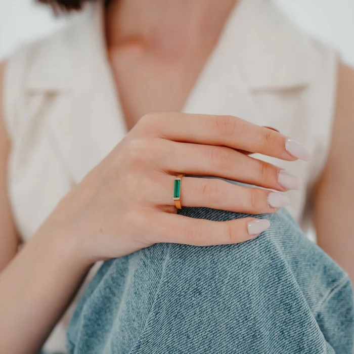 Zümrüt Sütun Form Baget Altın Yüzük AAYZK054