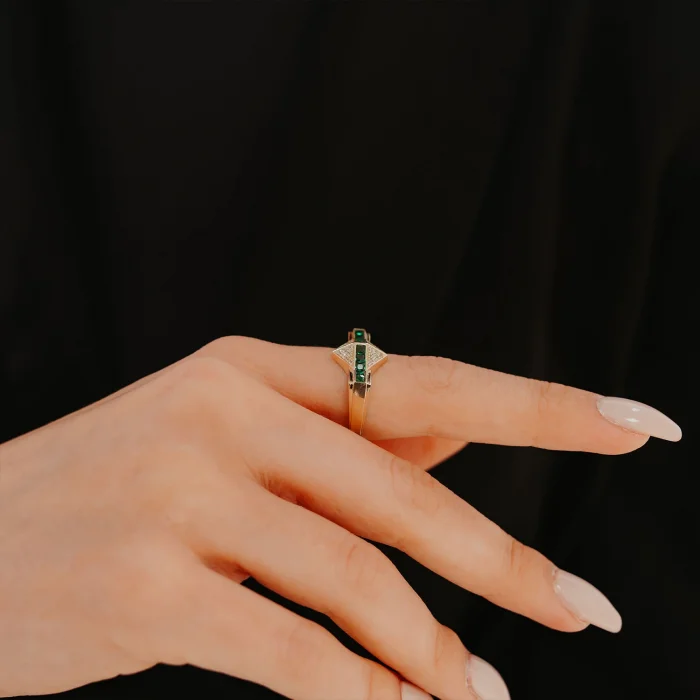 Zümrüt Taş Detaylı Modern Form Altın Yüzük AAYZK0111