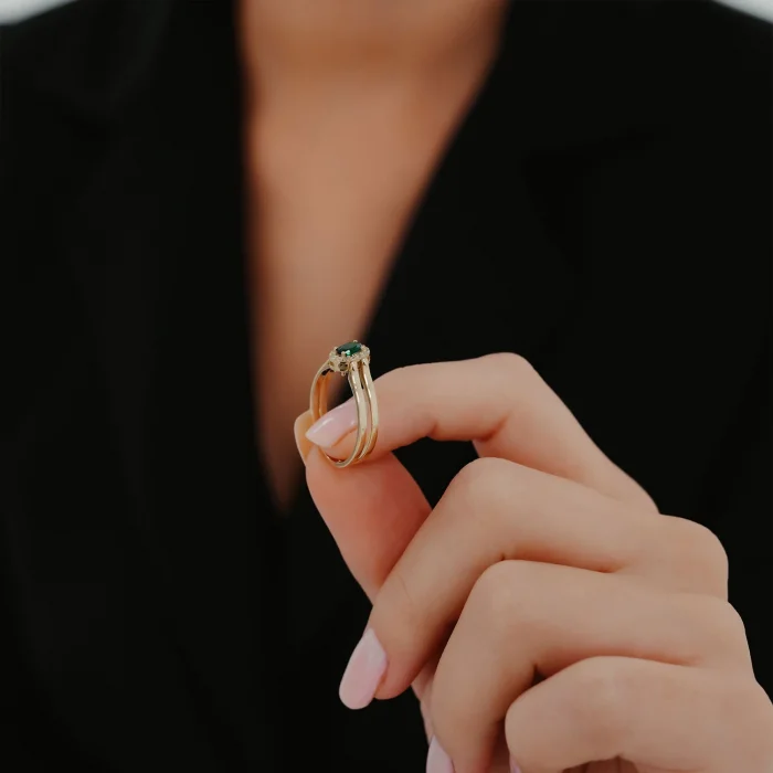 Zümrüt Taşlı Çift Şeritli Altın Yüzük AAYZK0152