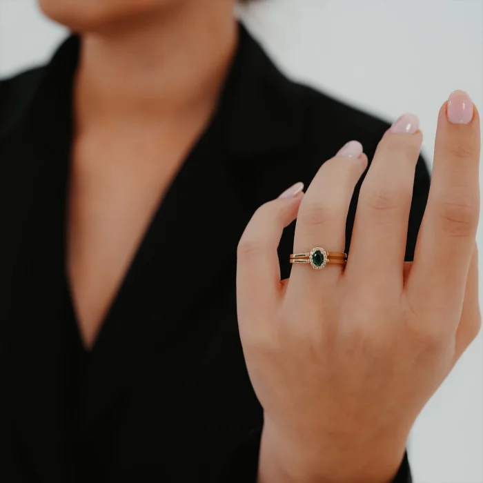 Zümrüt Taşlı Çift Şeritli Altın Yüzük AAYZK0152