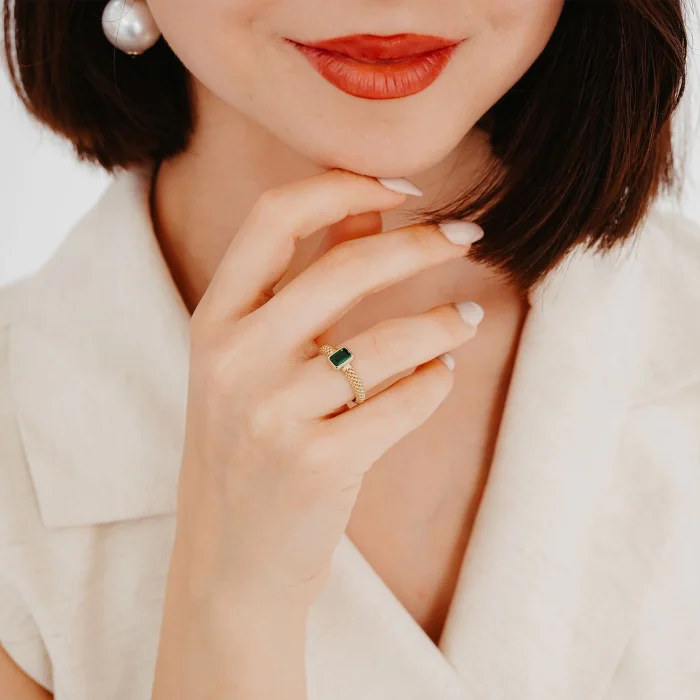 Zümrüt Taşlı Zincir Motifli Altın Yüzük AAYZK088