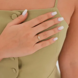 Beyaz Taşlı Baget Altın Yüzük AAYZK0179