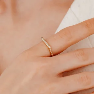 Burgu Kol Tek Sıra Taşlı Altın Yüzük AAYZK045