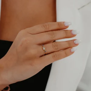 Mineli Taşlı Üçgen Altın Yüzük AAYZK0218