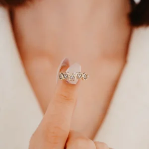 Minimal Sıralı Kalpli Altın Yüzük AAYZK043