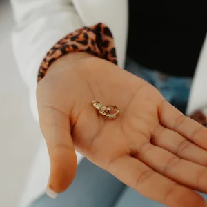 Minimal Taş Detay Kıvrımlı Altın Küpe AAKPE022