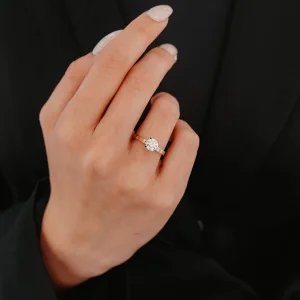 Minimal Taş Detaylı Tektaş Altın Yüzük AAYZK044