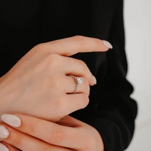 Minimal Taş Detaylı Tektaş Altın Yüzük AAYZK076