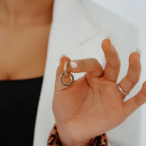 Taşlı Kıvrımlı Halka Altın Küpe AAKPE089