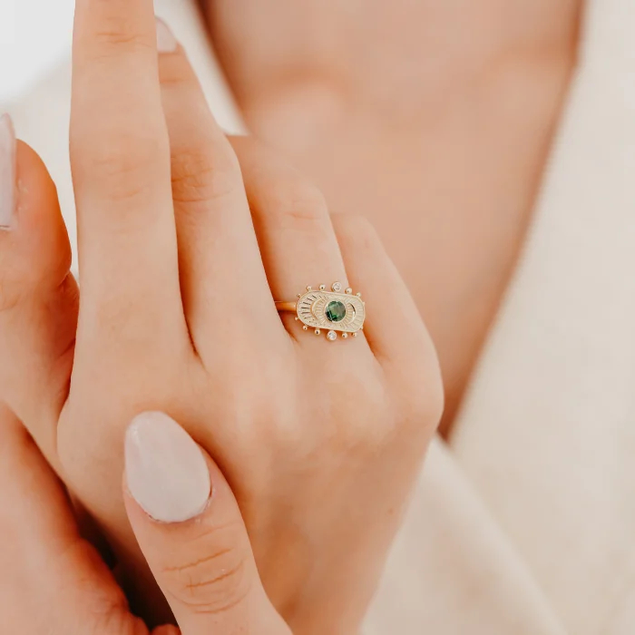 Göz Figürlü Yeşil Taşlı Altın Yüzük AAYZK02