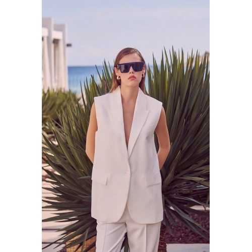 Cep Kapaklı Üç Düğmeli Uzun Yelek Beyaz