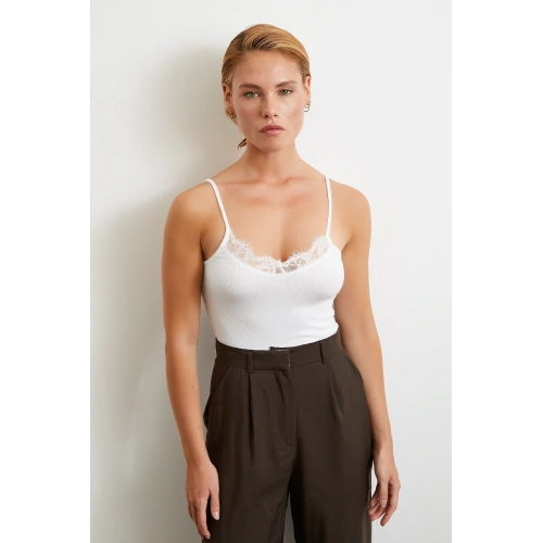 Dantel Detaylı Askılı Top Beyaz