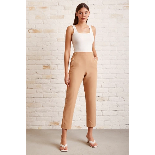 Düğme Detaylı Dar Paça Pantolon Bej