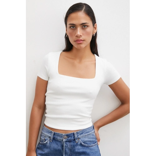 Kare Yaka T-shirt Beyaz