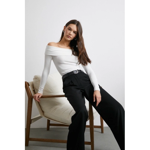 Omzu Açık Kaşkorse Bluz Beyaz