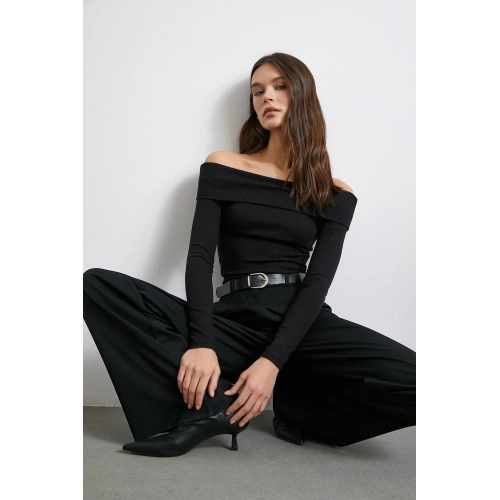 Omzu Açık Kaşkorse Bluz Siyah