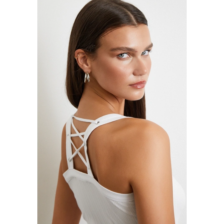 Arkası Çapraz Bağlamalı Top Beyaz