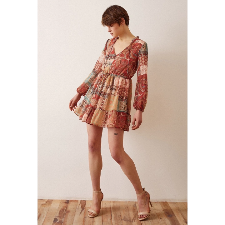 Biyeli V Yaka Desenli Mini Elbise Kahve