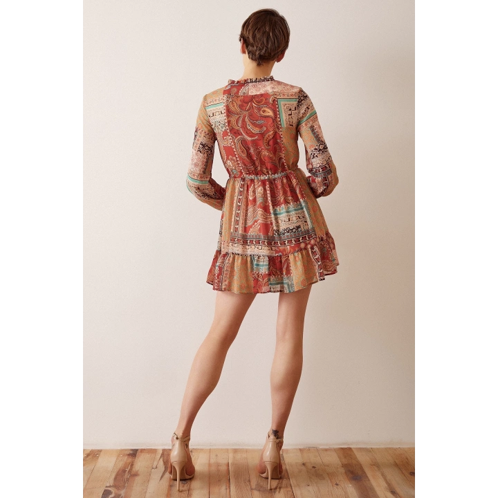 Biyeli V Yaka Desenli Mini Elbise Kahve