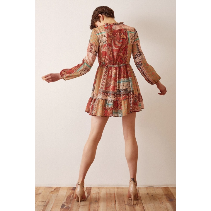 Biyeli V Yaka Desenli Mini Elbise Kahve