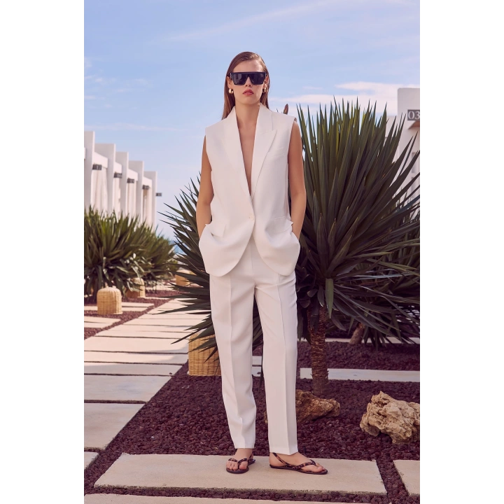 Cep Kapaklı Üç Düğmeli Uzun Yelek Beyaz