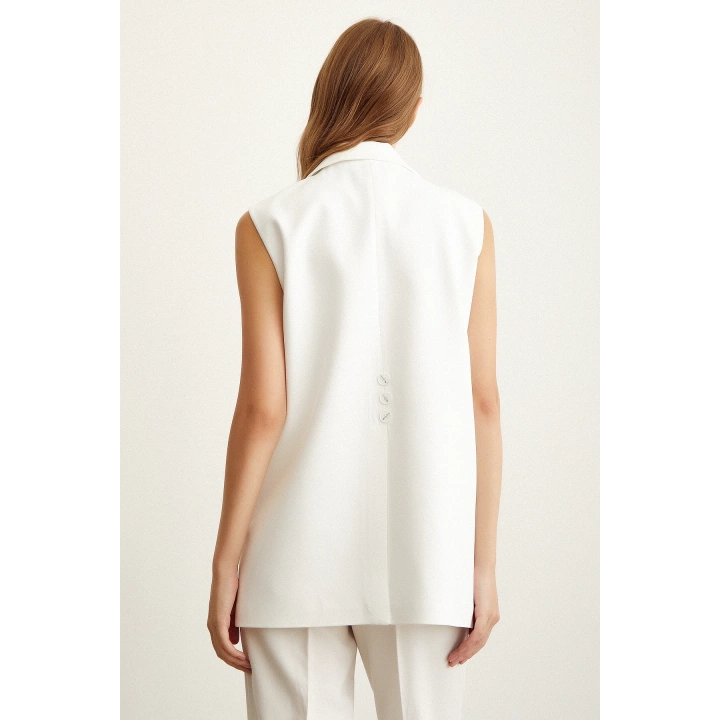 Cep Kapaklı Üç Düğmeli Uzun Yelek Beyaz