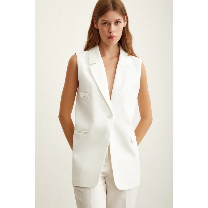 Cep Kapaklı Üç Düğmeli Uzun Yelek Beyaz