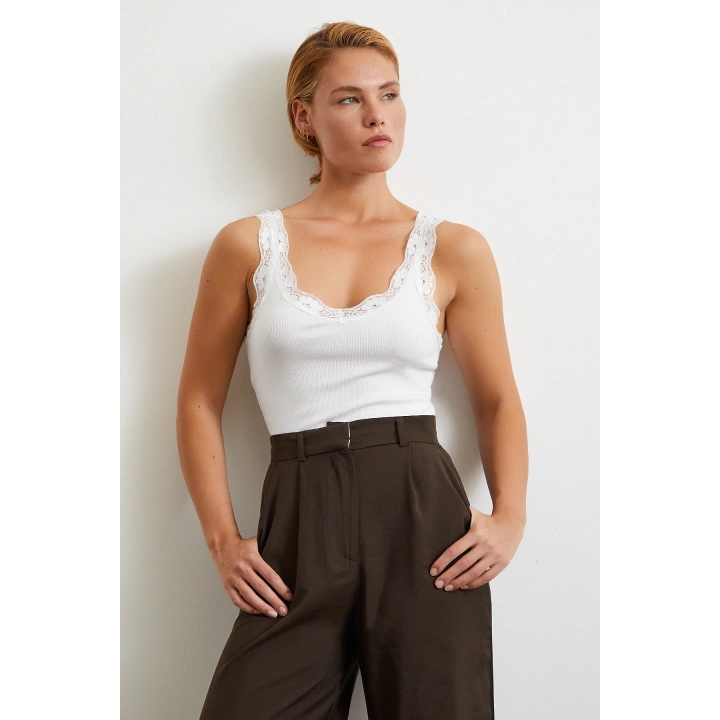 Dantel Askılı Top Beyaz