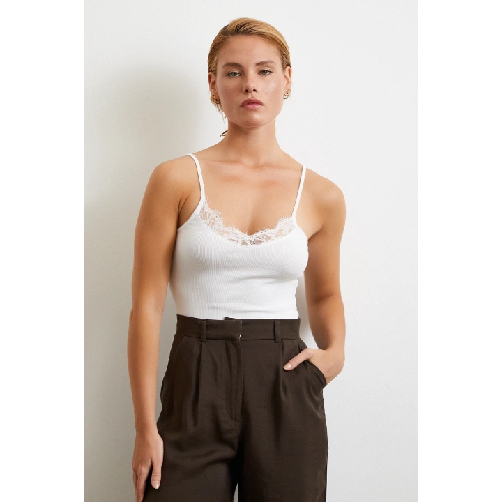 Dantel Detaylı Askılı Top Beyaz