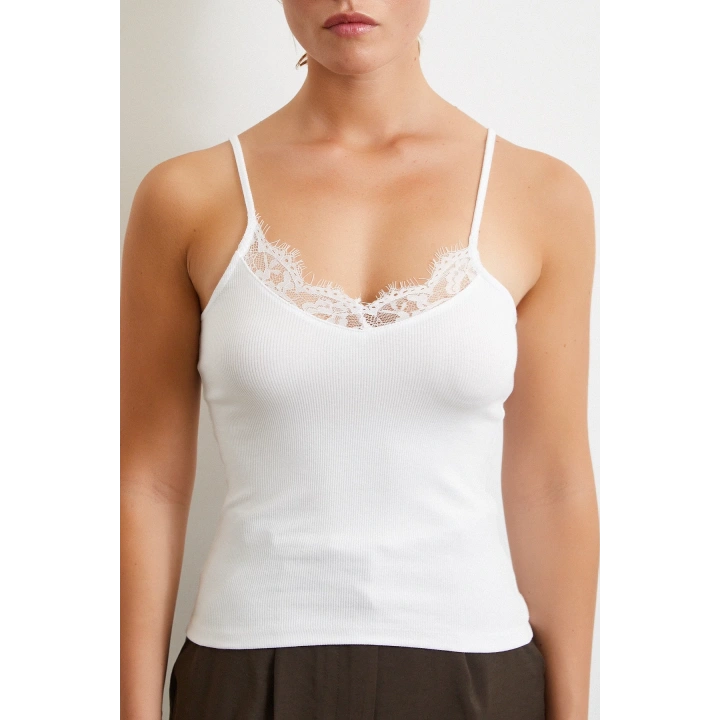 Dantel Detaylı Askılı Top Beyaz