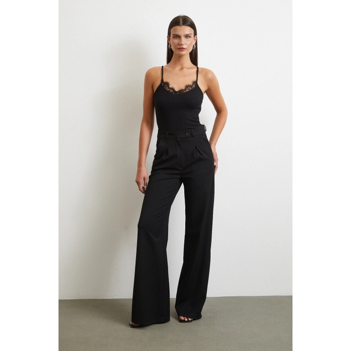 Dantel Detaylı Askılı Top Siyah