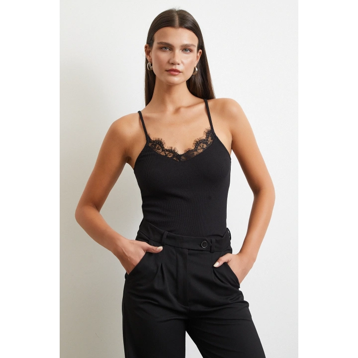 Dantel Detaylı Askılı Top Siyah