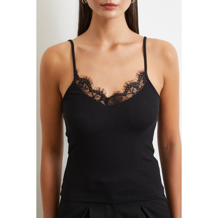 Dantel Detaylı Askılı Top Siyah