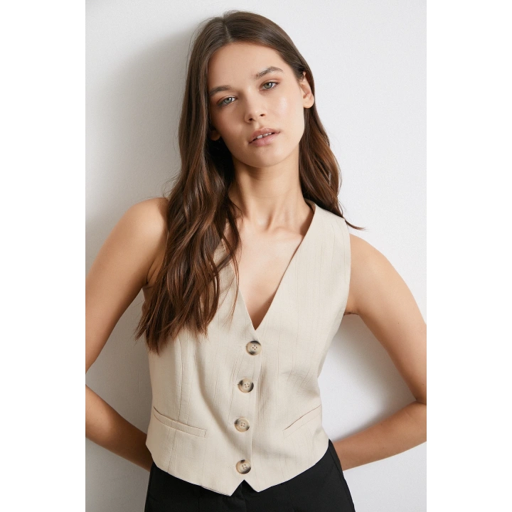 Dört Düğmeli Cep Kapaklı Yelek Bej