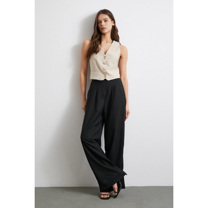 Dört Düğmeli Cep Kapaklı Yelek Bej