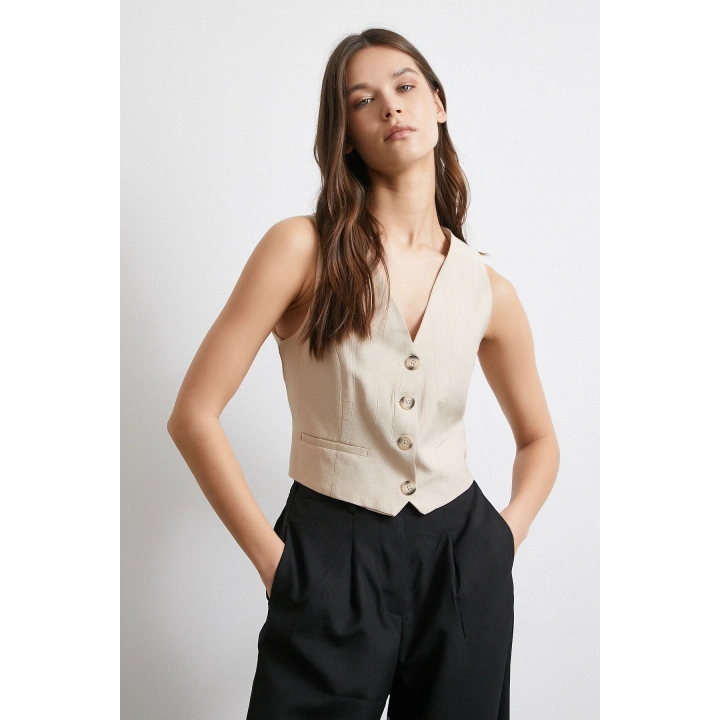 Dört Düğmeli Cep Kapaklı Yelek Bej