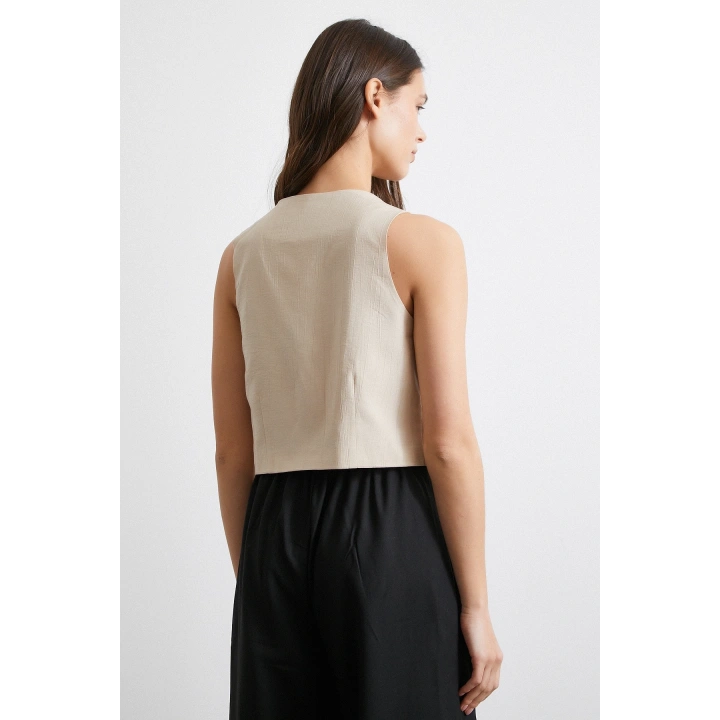 Dört Düğmeli Cep Kapaklı Yelek Bej