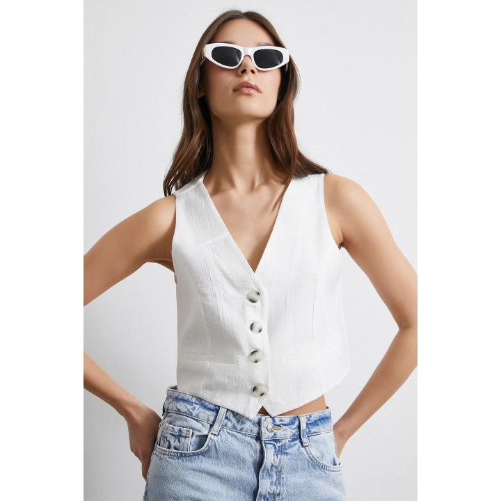 Dört Düğmeli Cep Kapaklı Yelek Beyaz