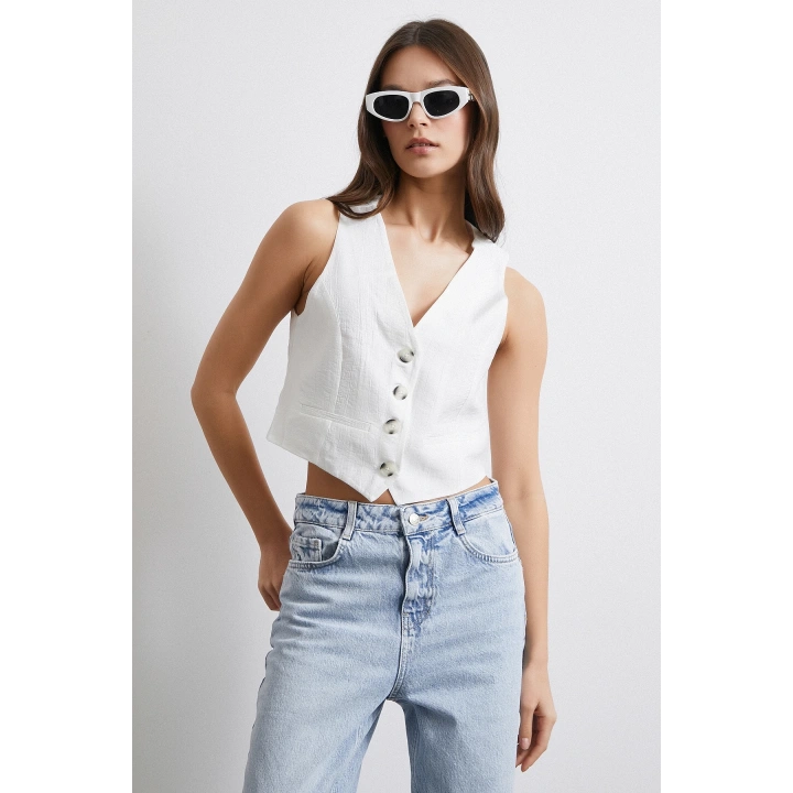 Dört Düğmeli Cep Kapaklı Yelek Beyaz