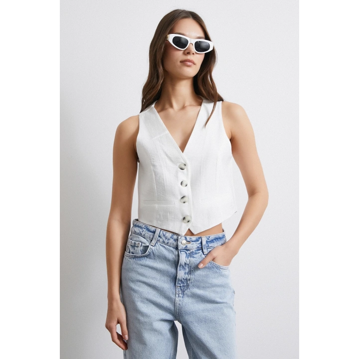 Dört Düğmeli Cep Kapaklı Yelek Beyaz