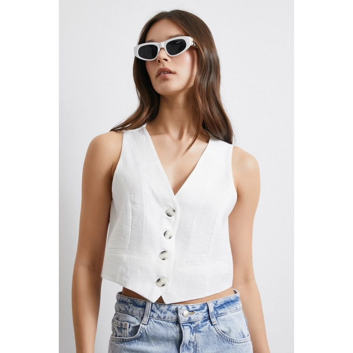 Dört Düğmeli Cep Kapaklı Yelek Beyaz