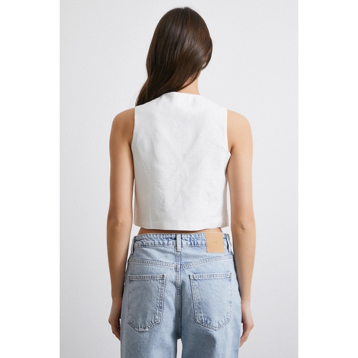 Dört Düğmeli Cep Kapaklı Yelek Beyaz