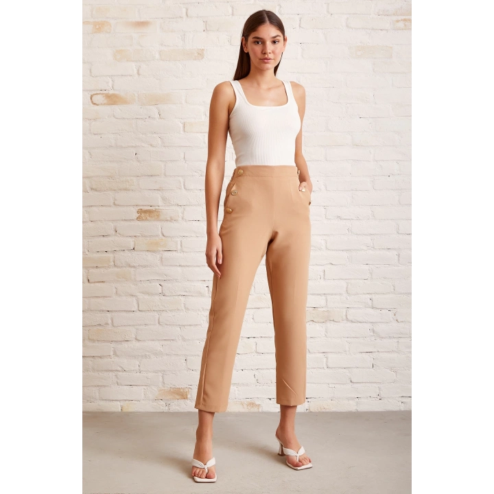 Düğme Detaylı Dar Paça Pantolon Bej