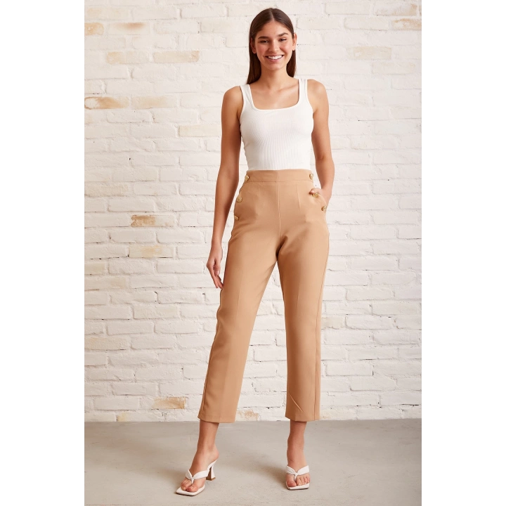 Düğme Detaylı Dar Paça Pantolon Bej
